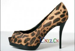 豹纹高跟鞋插马眼视频,一瞥马眼间的独特魅力